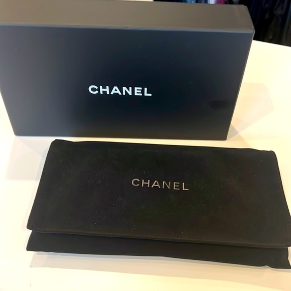 🔥RARE CHANEL IRIDESCENT SILVERY/PURPLE ZIP AROUND WALLET FULL INCLUSION 🔥 - Picture 2 of 16